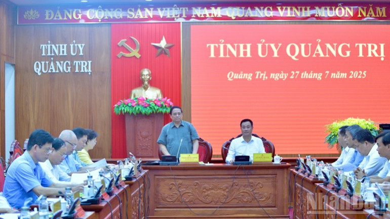 Thủ tướng Phạm Minh Chính chỉ đạo phương hướng phát triển cho tỉnh Quảng Trị. (Ảnh: THANH GIANG) ndo_br_c2-8932.jpg