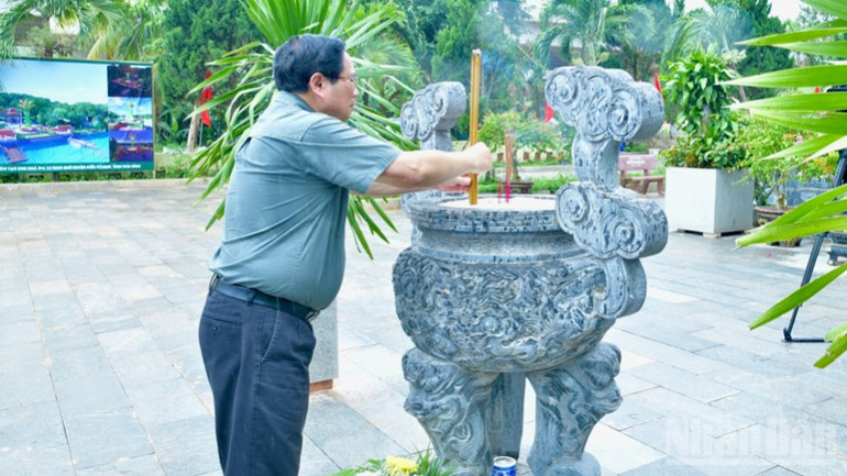 Thủ tướng Phạm Minh Chính dâng hương tưởng niệm các Anh hùng liệt sĩ tại Di tích lịch sử bến phà II Long Đại. ndo_br_a12-6740.jpg