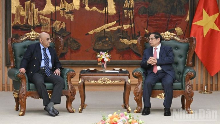 Thủ tướng Chính phủ Phạm Minh Chính tiếp ông Ali Ijaz Ahmad, Chủ tịch kiêm Tổng Giám đốc Makara Capital Partner. (Ảnh: TRẦN HẢI) ndo_br_aaa2-6890.jpg