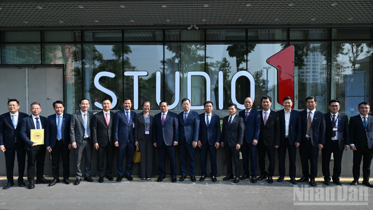 Thủ tướng Phạm Minh Chính và lãnh đạo Đài Truyền hình Việt Nam (Ảnh TRẦN HẢI)