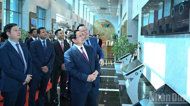 Thủ tướng Phạm Minh Chính nghe giới thiệu về quá trình phát triển của Đài Truyền hình Việt Nam. (Ảnh TRẦN HẢI)