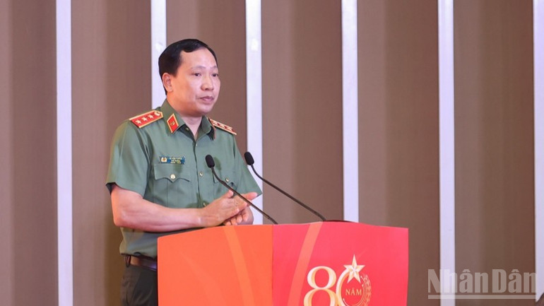 Thượng tướng, Thứ trưởng Công an Lê Văn Tuyến phát biểu khai mạc diễn đàn. (Ảnh: THANH GIANG) ndo_br_a123-1730.jpg