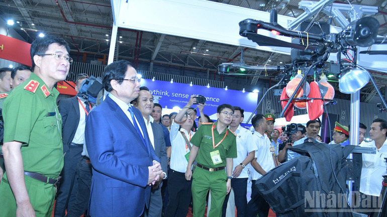 Thủ tướng Phạm Minh Chính tham quan sản phẩm máy bay không người lái (drone) tham gia cứu hộ, cứu nạn. (Ảnh: THANH GIANG) ndo_br_aa11-223.jpg