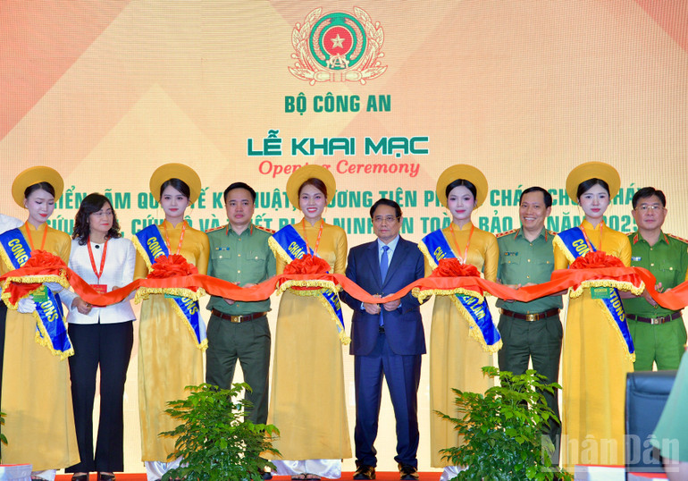 Thủ tướng Phạm Minh Chính và các đồng chí lãnh đạo cắt băng khai mạc triển lãm. (Ảnh: THANH GIANG) ndo_br_aa8.jpg