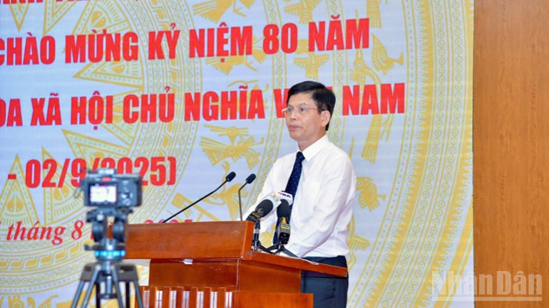 Thứ trưởng Xây dựng Lê Anh Tuấn thông tin tới các nhà báo tại buổi họp báo. (Ảnh: THANH GIANG) ndo_br_abc4-169.jpg