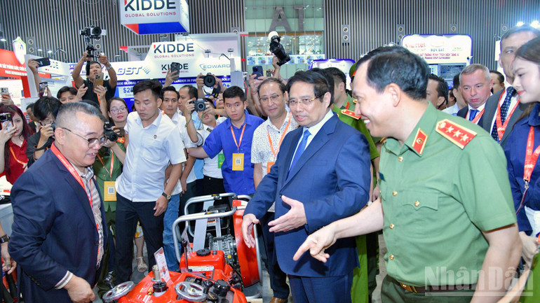 Thủ tướng Phạm Minh Chính tham quan gian trưng bày một số sản phẩm, thiết bị phục vụ công tác phòng cháy, chữa cháy, cứu hộ, cứu nạn. (Ảnh: THANH GIANG) ndo_br_aa12-6455.jpg