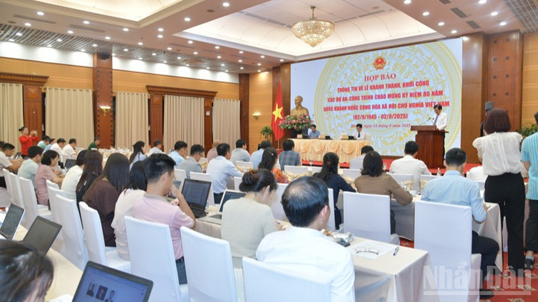 Các nhà báo tham dự buổi họp báo. (Ảnh: THANH GIANG) ndo_br_abc3-7758.jpg