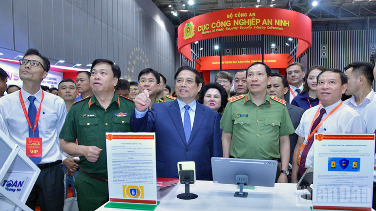Thủ tướng Phạm Minh Chính tham quan một gian trưng bày Triển lãm quốc tế về kỹ thuật, phương tiện phòng cháy, chữa cháy và cứu hộ, cứu nạn. (Ảnh: THANH GIANG) ndo_br_aa10-5222.jpg