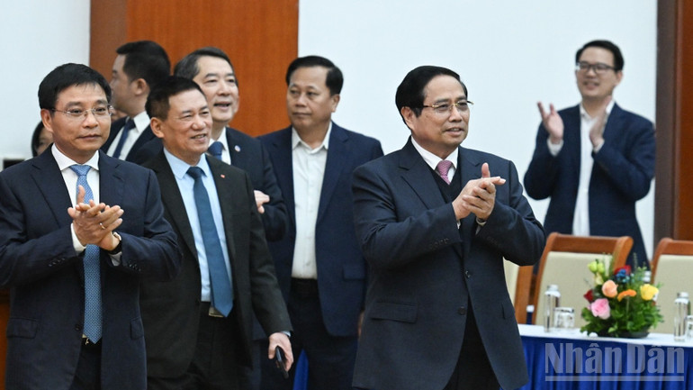 Thủ tướng Phạm Minh Chính và các đồng chí lãnh đạo tới dự hội nghị. (Ảnh: TRẦN HẢI)