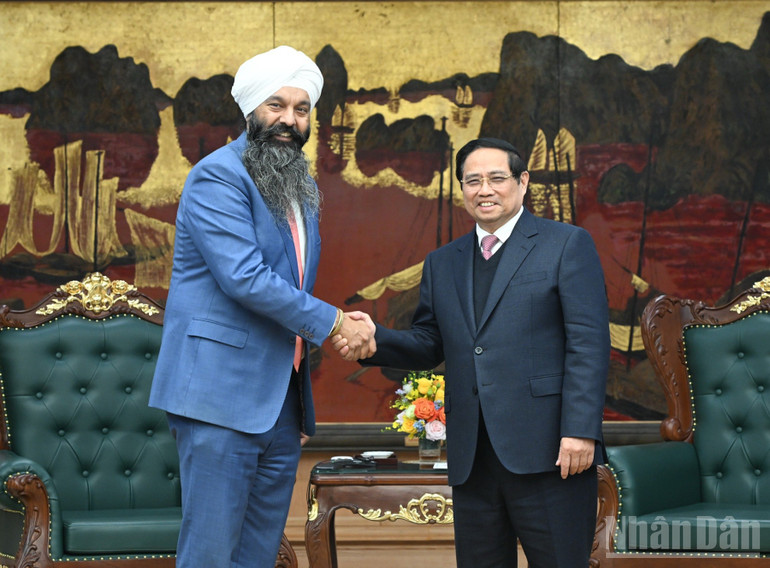 Thủ tướng Chính phủ Phạm Minh Chính và Bộ trưởng Bộ trưởng Phát triển quốc tế Canada Randeep Sarai. (Ảnh: TRẦN HẢI)