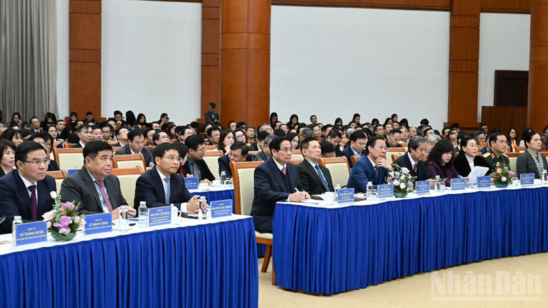 Thủ tướng Chính phủ Phạm Minh Chính cùng các đồng chí lãnh đạo, đại biểu tham dự hội nghị. (Ảnh: TRẦN HẢI)