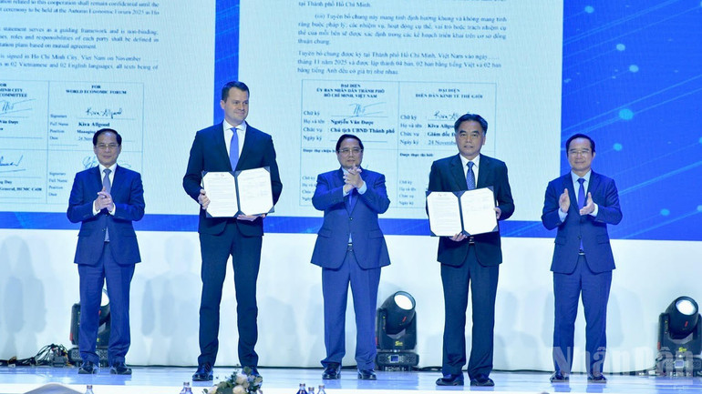 Thủ tướng Phạm Minh Chính chứng kiến lễ trao Biên bản ghi nhớ giữa Thành phố Hồ Chí Minh với Diễn đàn Kinh tế thế giới. (Ảnh: THANH GIANG)