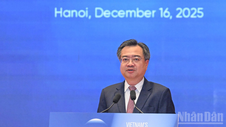 مرکزی کمیٹی کے پالیسی اور حکمت عملی کے شعبے کے سربراہ، Nguyen Thanh Nghi، فورم میں تقریر کر رہے ہیں۔ (تصویر: ٹران ہائی) ndo_br_a4-8638-2479.jpg