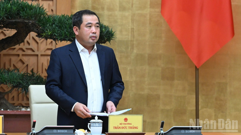 Bộ trưởng Nông nghiệp và Môi trường Trần Đức Thắng phát biểu ý kiến tại phiên họp. (Ảnh: Trần Hải)