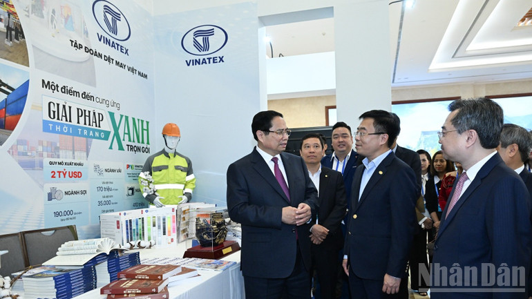 وزیر اعظم فام من چن نے نمائش کا دورہ کیا جس میں اقتصادی ترقی کی کامیابیوں اور مثالی کاروباروں کی گرین ٹرانسفارمیشن اور ڈیجیٹل تبدیلی کو دکھایا گیا ہے۔ (تصویر: ٹران ہائی) ndo_br_a7-2140-8848.jpg