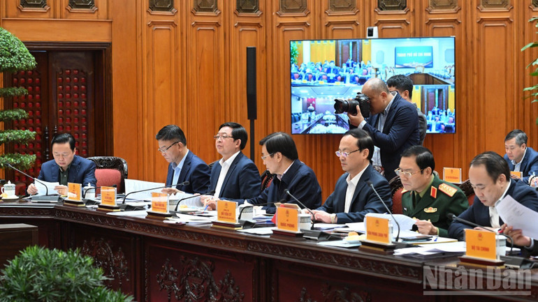 ឧបនាយករដ្ឋមន្ត្រី ថ្នាក់ដឹកនាំក្រសួង មន្ទីរ និងស្ថាប័ននានាបានចូលរួមកិច្ចប្រជុំ។ (រូបថត៖ ត្រាន់ ហៃ) Các Phó Thủ tướng Chính phủ, lãnh đạo các bộ, ngành, cơ quan tham dự cuộc họp. (Ảnh: TRẦN HẢI)