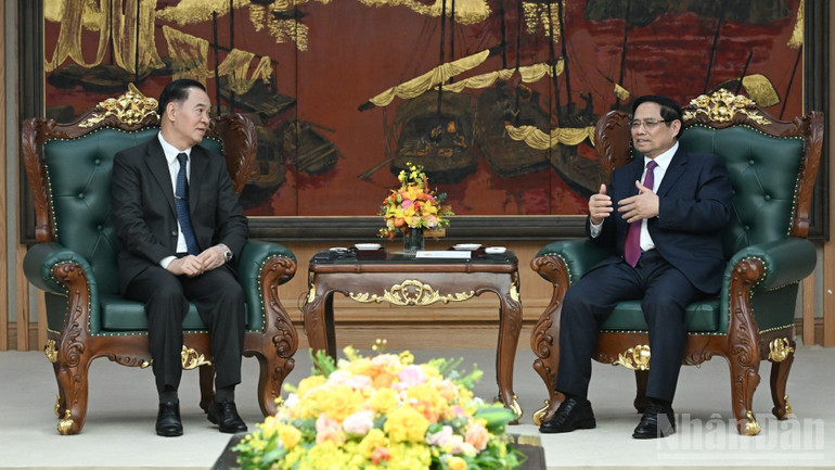 Thủ tướng Chính phủ Phạm Minh Chính tiếp đồng chí Thongsalith Mangnormek, Bí thư Trung ương Đảng, Bộ trưởng Giáo dục và Thể thao Lào. (Ảnh: TRẦN HẢI)