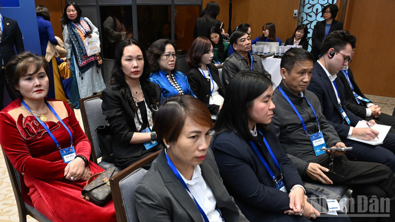 فورم میں شرکت کرنے والے مندوبین۔ (تصویر: ٹران ہائی) Các đại biểu tham dự Diễn đàn. (Ảnh: Trần Hải)