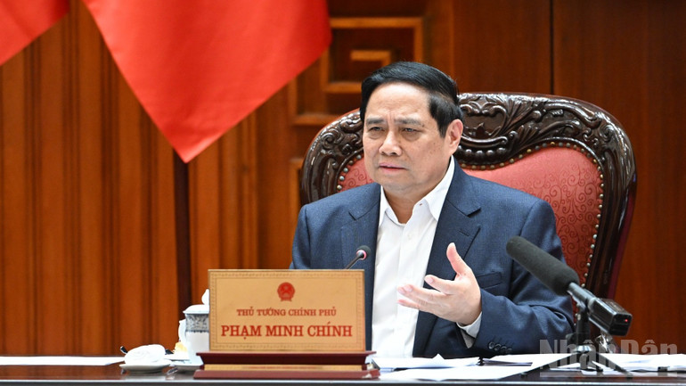 លោកនាយករដ្ឋមន្ត្រី ផាម មិញឈីញ ថ្លែងសុន្ទរកថាបិទកិច្ចប្រជុំ។ (រូបថត៖ ត្រាន់ ហៃ) Thủ tướng Phạm Minh Chính phát biểu kết luận cuộc họp. (Ảnh: TRẦN HẢI)