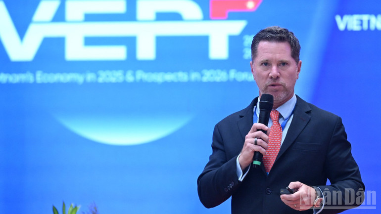 ایک غیر ملکی مندوب فورم میں تقریر کر رہا ہے۔ (تصویر: ٹران ہائی) Một đại biểu nước ngoài phát biểu ý kiến tại Diễn đàn. (Ảnh: Trần Hải)