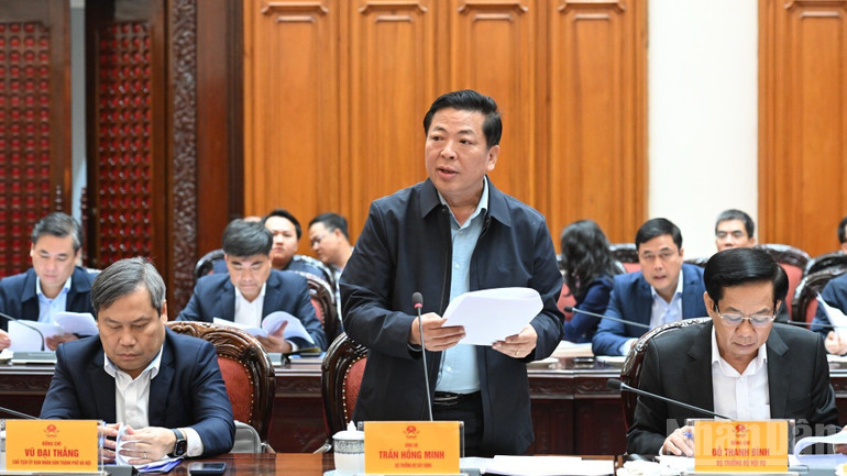 រដ្ឋមន្ត្រីក្រសួងសំណង់ លោក ត្រឹន ហុង មិញ រាយការណ៍ជូននាយករដ្ឋមន្ត្រីនៅក្នុងកិច្ចប្រជុំ។ (រូបថត៖ ត្រឹន ហៃ) Bộ trưởng Xây dựng Trần Hồng Minh báo cáo Thủ tướng Chính phủ tại cuộc họp. (Ảnh: TRẦN HẢI)