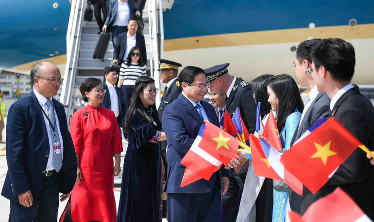 Cán bộ, nhân viên Đại sứ quán Việt Nam tại Pháp nồng nhiệt chào đón Thủ tướng Phạm Minh Chính và Phu nhân (Ảnh NGUYỄN HỒNG). aa1.jpg