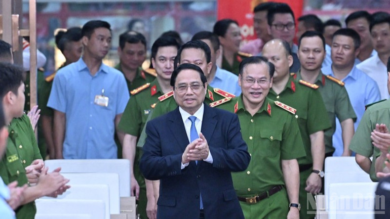 Thủ tướng Phạm Minh Chính tới dự Hội nghị trực tuyến sơ kết 1 năm triển khai kế hoạch về thu nhận mẫu ADN cho thân nhân liệt sĩ. (Ảnh: TRẦN HẢI) ndo_br_a1-5997.jpg