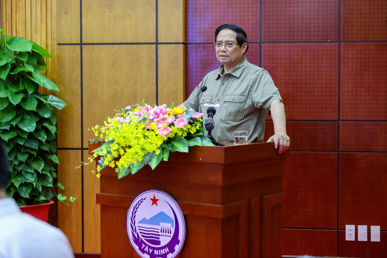 Thủ tướng Chính phủ Phạm Minh Chính phát biểu ý kiến chỉ đạo tại cuộc làm việc. (Ảnh: VGP/Nhật Bắc)