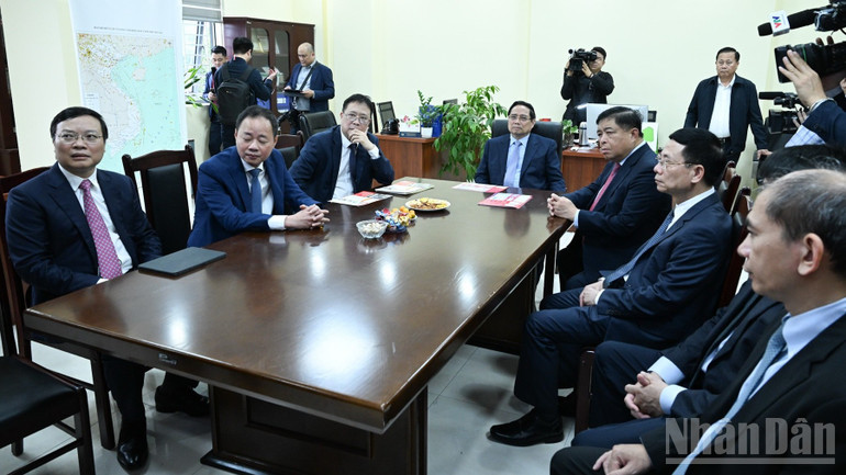 Thủ tướng Phạm Minh Chính thăm một số viện, đơn vị trực thuộc Viện Hàn lâm Khoa học và Công nghệ Việt Nam. (Ảnh: TRẦN HẢI)