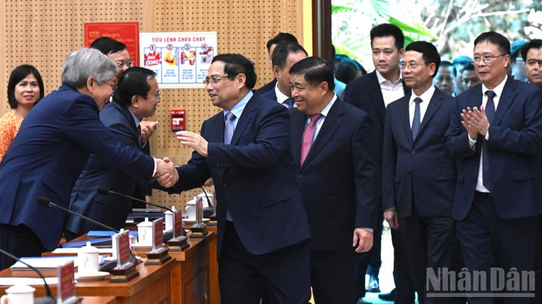Thủ tướng Phạm Minh Chính bắt tay chúc mừng các nhà khoa học. (Ảnh: TRẦN HẢI)