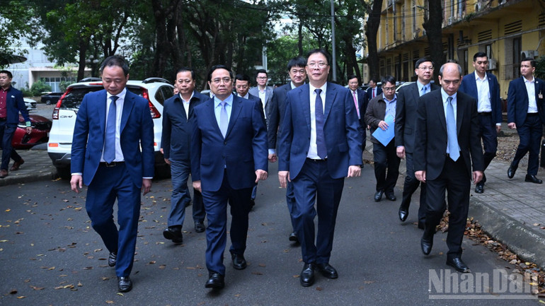 Thủ tướng Chính phủ Phạm Minh Chính tới thăm, làm việc với Viện Hàn lâm Khoa học và Công nghệ Việt Nam. (Ảnh: TRẦN HẢI)