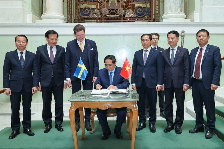 Thủ tướng Phạm Minh Chính ghi lưu bút tại Nhà Quốc hội Thụy Điển. (Ảnh: VGP/NHẬT BẮC) qh5.jpg