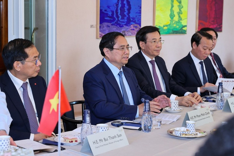 Thủ tướng Chính phủ khẳng định chuyến thăm lần này sẽ góp phần tạo xung lực thúc đẩy hợp tác hai nước, đưa quan hệ hai nước lên tầm cao mới. Hai bên sẽ làm cầu nối cho nhau phát triển quan hệ với ASEAN và EU. (Ảnh: VGP/NHẬT BẮC) qh3.jpg