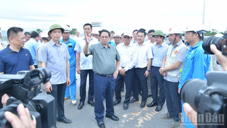 Thủ tướng Phạm Minh Chính chỉ đạo chủ đầu tư, nhà thầu tại công trường dự án (Ảnh: Thanh Giang). ndo_br_a4-1931-7543.jpg