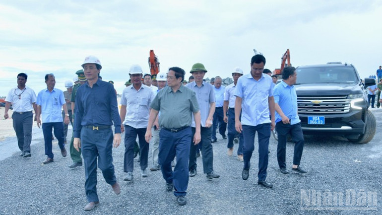 Thủ tướng Phạm Minh Chính tới thị sát dự án xây dựng bến cảng Mỹ Thủy (Ảnh: Thanh Giang). ndo_br_c1-5113.jpg