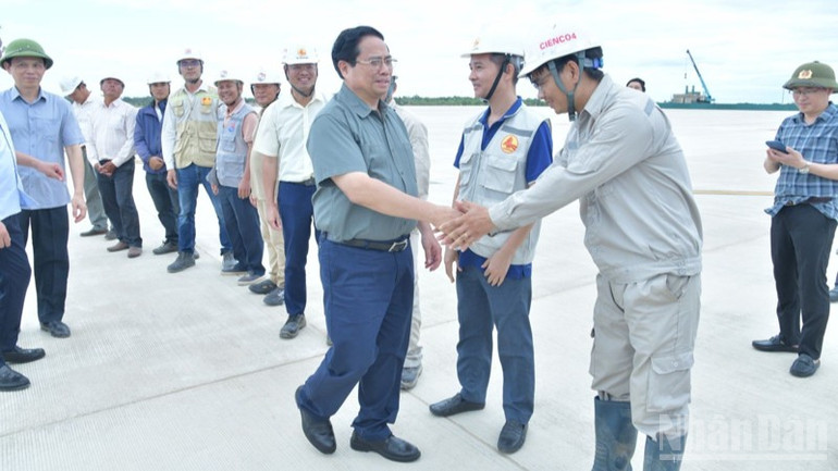 Thủ tướng Phạm Minh Chính tới thăm, động viên các đơn vị thi công Cảng hàng không Quảng Trị (Ảnh: Thanh Giang). ndo_br_b4-1702-899.jpg