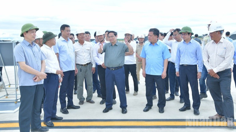 Thủ tướng Phạm Minh Chính thị sát sân bay Quảng Trị đang được xây dựng (Ảnh: Thanh Giang). ndo_br_b1-2672-6384.jpg