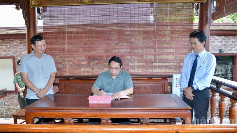Thủ tướng Phạm Minh Chính ghi lưu bút tại Bảo tàng Đại tướng Nguyễn Chí Thanh. (Ảnh: THANH GIANG) ndo_br_a9-9626.jpg