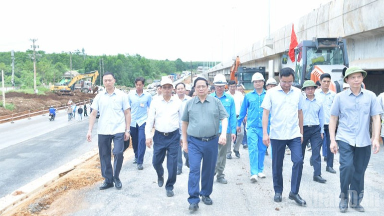 Thủ tướng Phạm Minh Chính thị sát dự án cao tốc Vạn Ninh-Cam Lộ (Ảnh: Thanh Giang). ndo_br_a2-1906.jpg