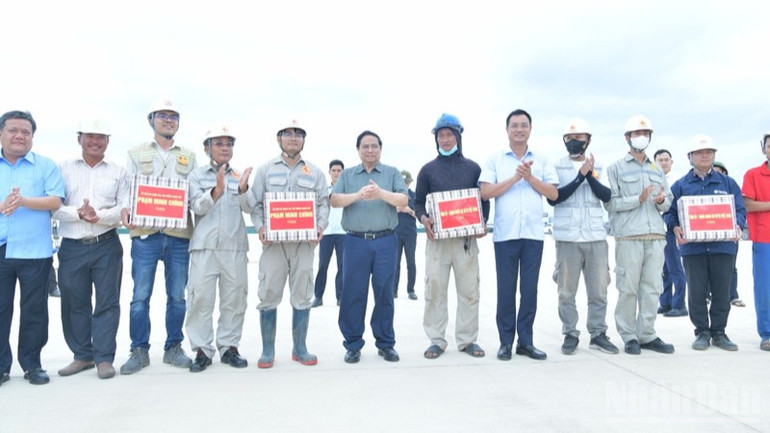 Thủ tướng Phạm Minh Chính tặng quà động viên các đơn vị thi công dự án (Ảnh: Thanh Giang). ndo_br_b3-7230-8108.jpg