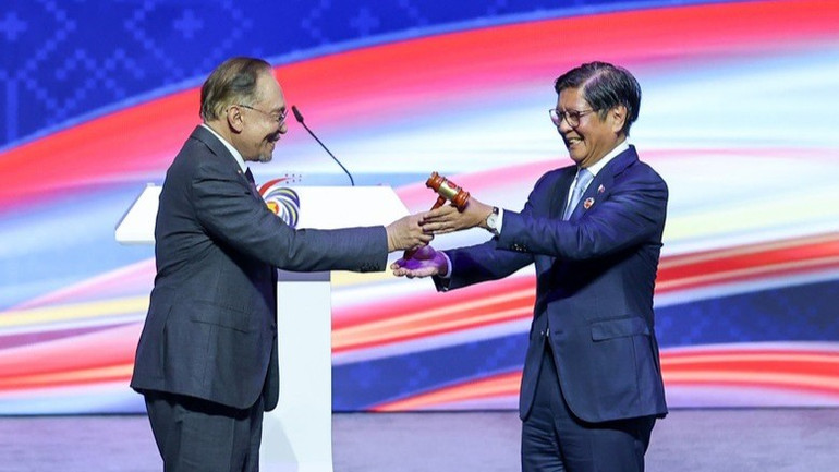 Filippinenes president Ferdinand Marcos jr. overtar rollen som ASEAN-leder i 2026 fra Malaysias statsminister. (Foto: VGP/Nhat Bac) aa2-7608.jpg