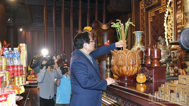 Thủ tướng Phạm Minh Ch&iacute;nh d&acirc;ng hương tưởng nhớ c&aacute;c Anh h&ugrave;ng liệt sĩ chiến trường Điện Bi&ecirc;n Phủ. (Ảnh: THANH GIANG)