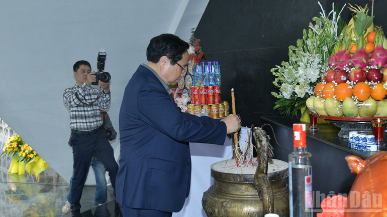 Thủ tướng Phạm Minh Ch&iacute;nh d&acirc;ng hương tưởng nhớ c&aacute;c Anh h&ugrave;ng liệt sĩ tại Nghĩa trang liệt sĩ quốc gia A1. (Ảnh: THANH GIANG)