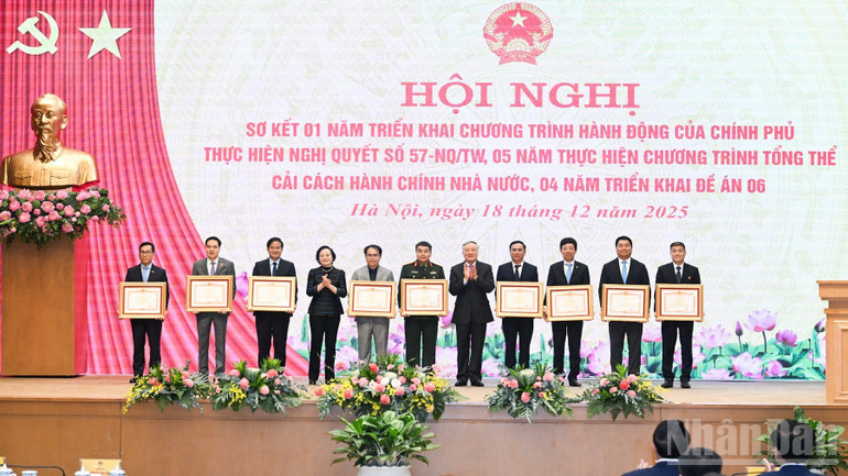 Các Phó Thủ tướng Chính phủ Nguyễn Hòa Bình và Phạm Thị Thanh Trà trao Bằng khen của Thủ tướng Chính phủ tặng các tập thể có thành tích xuất sắc. (Ảnh: Trần Hải)