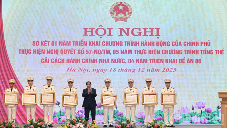 Thủ tướng Phạm Minh Chính trao Huân chương Bảo vệ Tổ quốc các hạng tặng các cá nhân có thành tích xuất sắc. (Ảnh: Trần Hải)