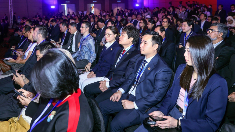 Vietnamesiska och internationella delegater deltar i högnivådialogen. (Foto: Nhat Bac/VGP) c7-959.jpg