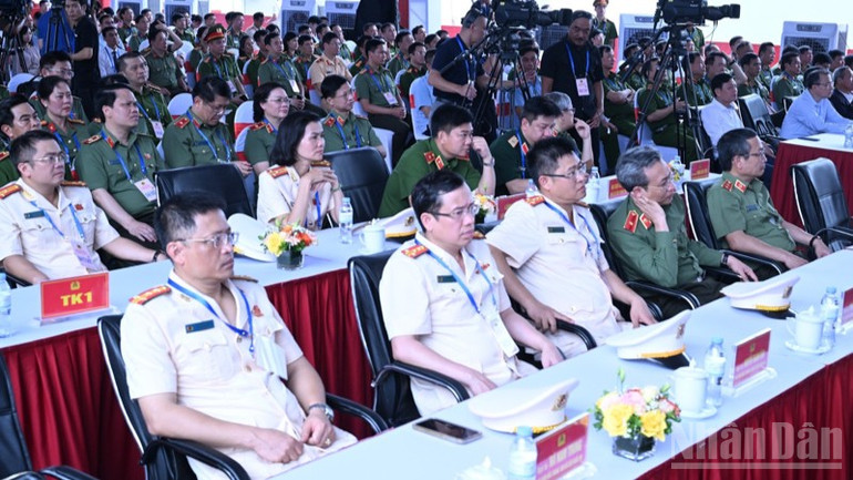 Các đại biểu tham dự buổi lễ. (Ảnh: TRẦN HẢI) ndo_br_d5-8561.jpg