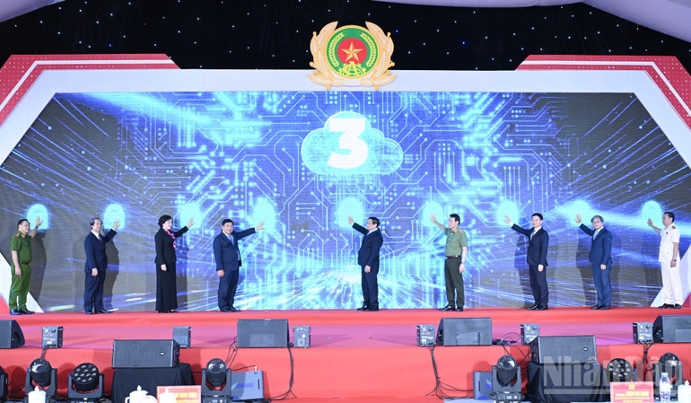Thủ tướng Phạm Minh Chính và các đồng chí lãnh đạo thực hiện nghi thức kích hoạt vận hành Hệ thống cơ sở dữ liệu của Trung tâm Dữ liệu quốc gia. (Ảnh: TRẦN HẢI) ndo_br_d6.jpg
