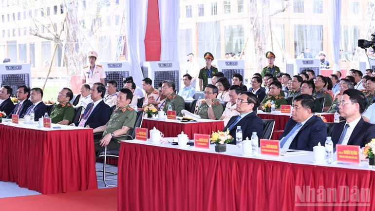 Thủ tướng Phạm Minh Chính và các đồng chí lãnh đạo, đại biểu tham dự buổi lễ. (Ảnh: TRẦN HẢI) ndo_br_d4-2547.jpg