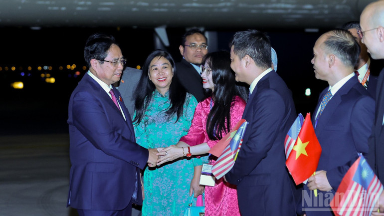 Cán bộ, nhân viên Đại sứ quán và đại diện cộng đồng người Việt Nam tại Malaysia nhiệt liệt chào đón Thủ tướng cùng Đoàn đại biểu Việt Nam. (Ảnh: VGP/Nhật Bắc) ndo_br_a3-9055.jpg